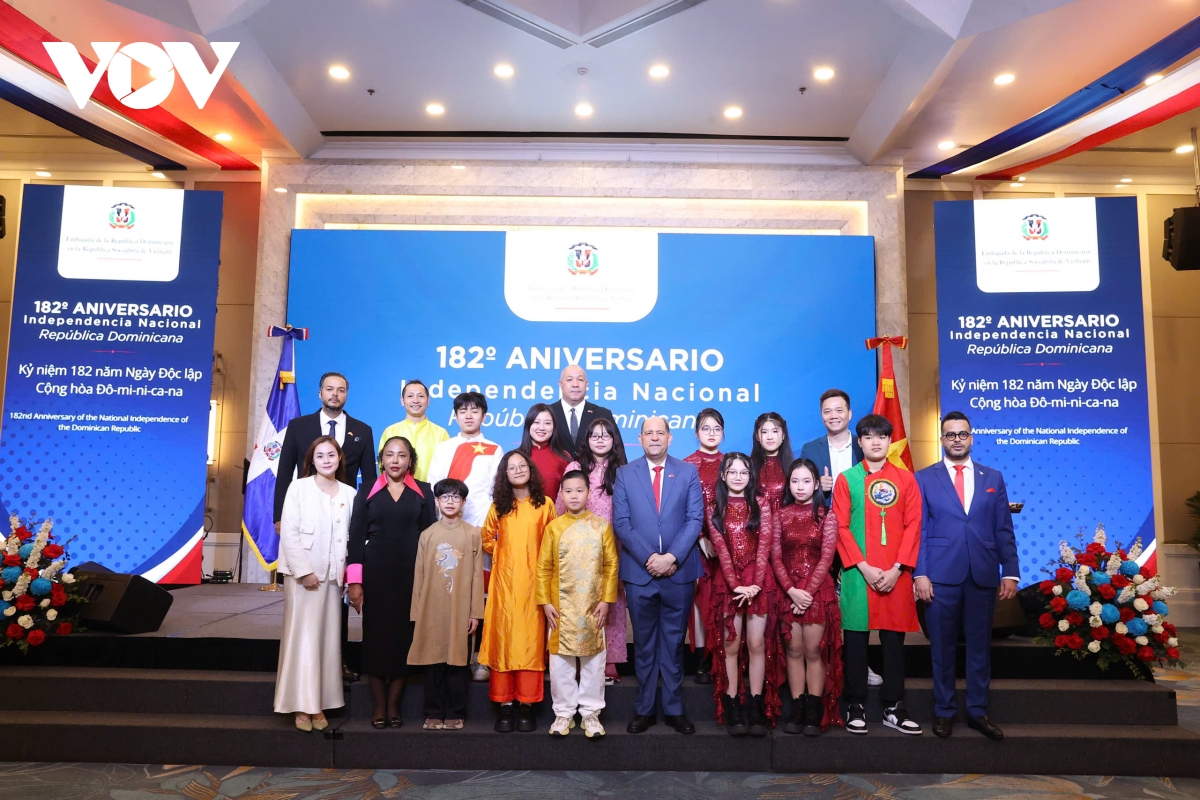 hoc sinh viet nam lam cau noi van hoa tai le ky niem quoc khanh cong hoa dominica hinh anh 3
