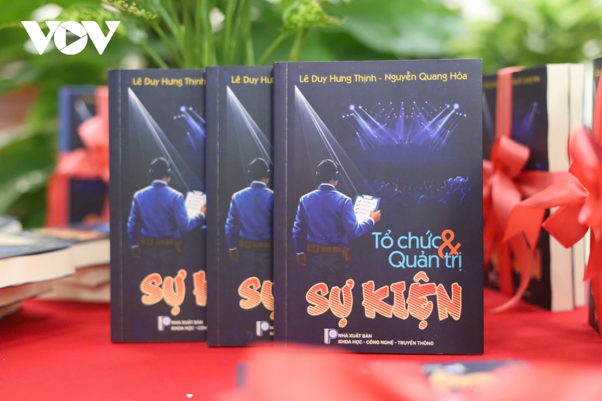 ra mat sach Ung xu voi khung hoang truyen thong va to chuc quan tri su kien hinh anh 4