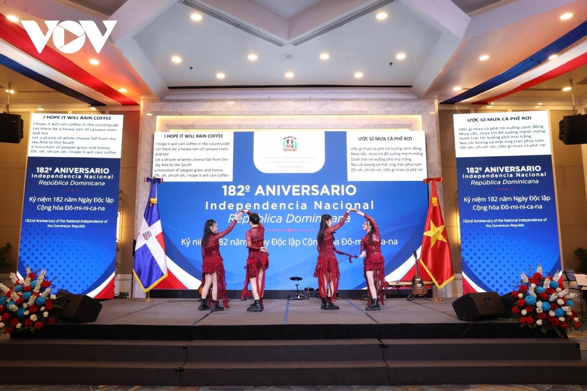hoc sinh viet nam lam cau noi van hoa tai le ky niem quoc khanh cong hoa dominica hinh anh 2