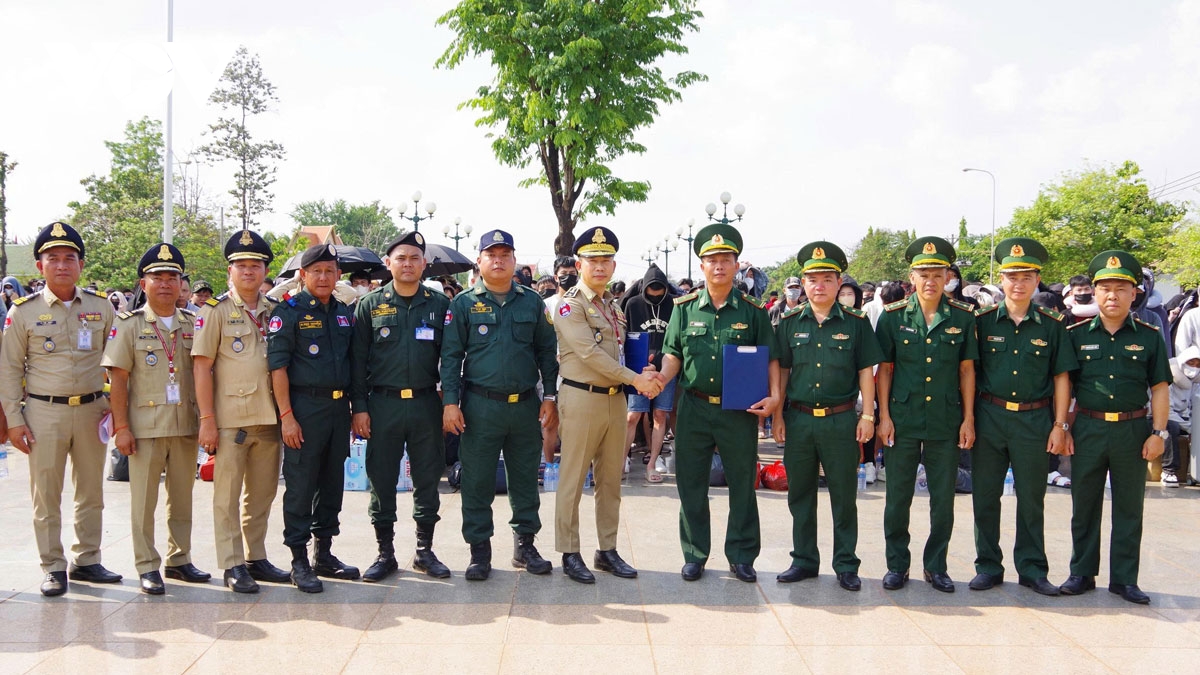 tiep nhan 344 nguoi viet ve tu campuchia, phat hien 4 doi tuong truy na hinh anh 1