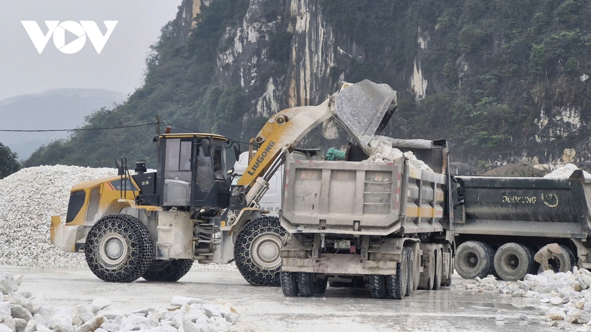 Doanh nghiệp Lào Cai xoay xở trước biến động nhiên liệu