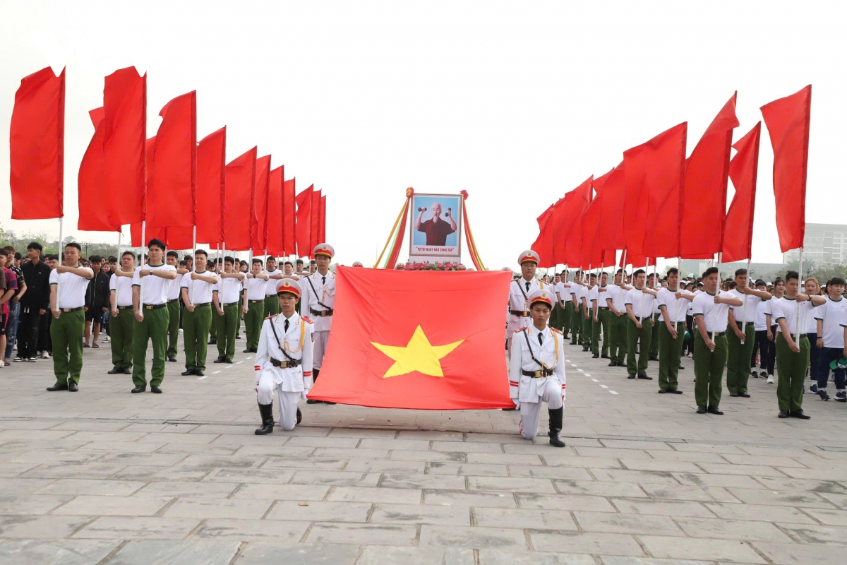 hon 4.000 nguoi xuong pho ninh binh but toc vi suc khoe toan dan hinh anh 1