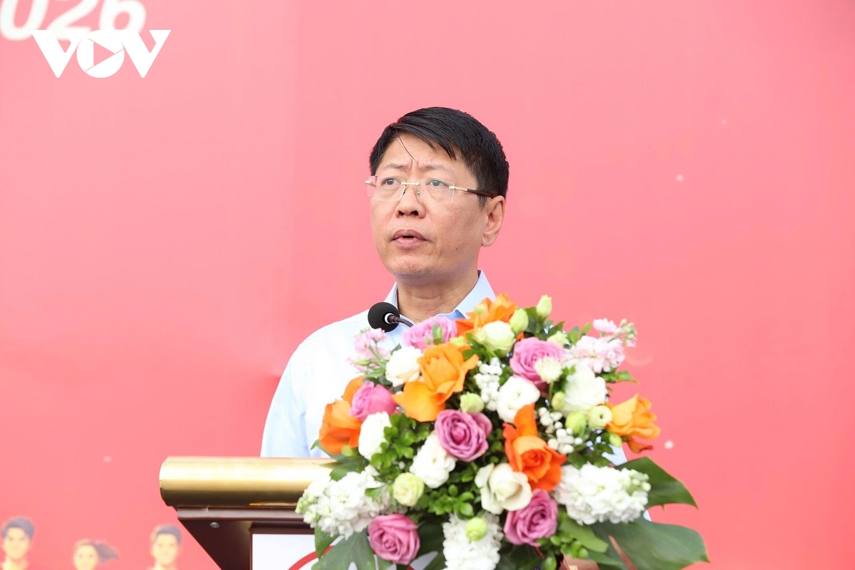 hon 4.000 nguoi xuong pho ninh binh but toc vi suc khoe toan dan hinh anh 2