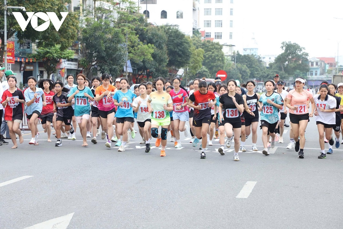 hon 4.000 nguoi xuong pho ninh binh but toc vi suc khoe toan dan hinh anh 3