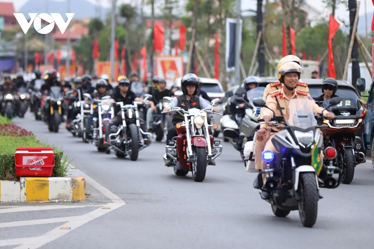 hon 4.000 nguoi xuong pho ninh binh but toc vi suc khoe toan dan hinh anh 5