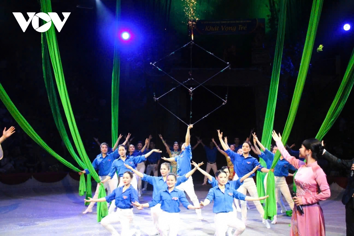 thanh nien vov to chuc xem vo xiec khat vong tre chao mung thanh lap Doan hinh anh 2