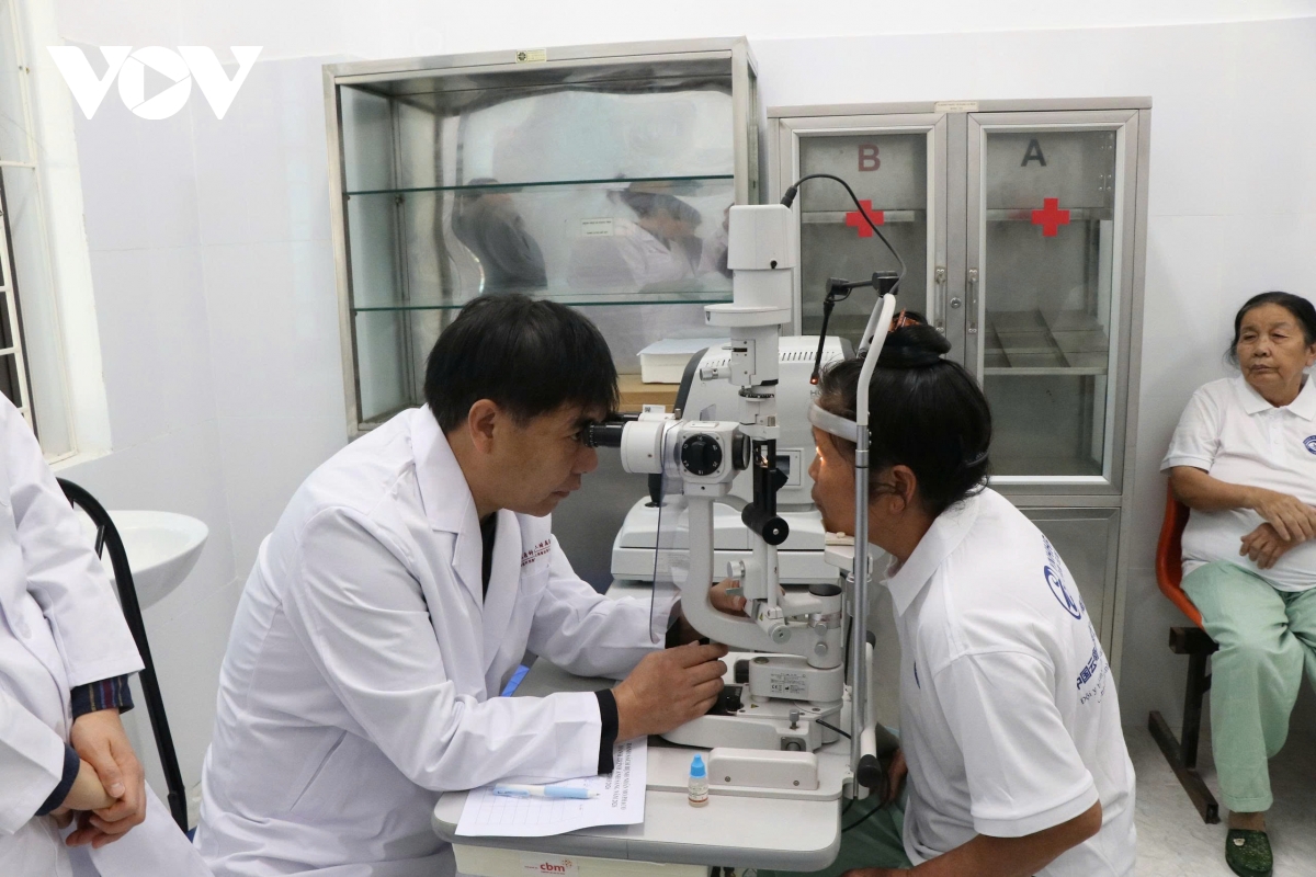 100 benh nhan ngheo o Dien bien se duoc phau thuat mat mien phi hinh anh 1