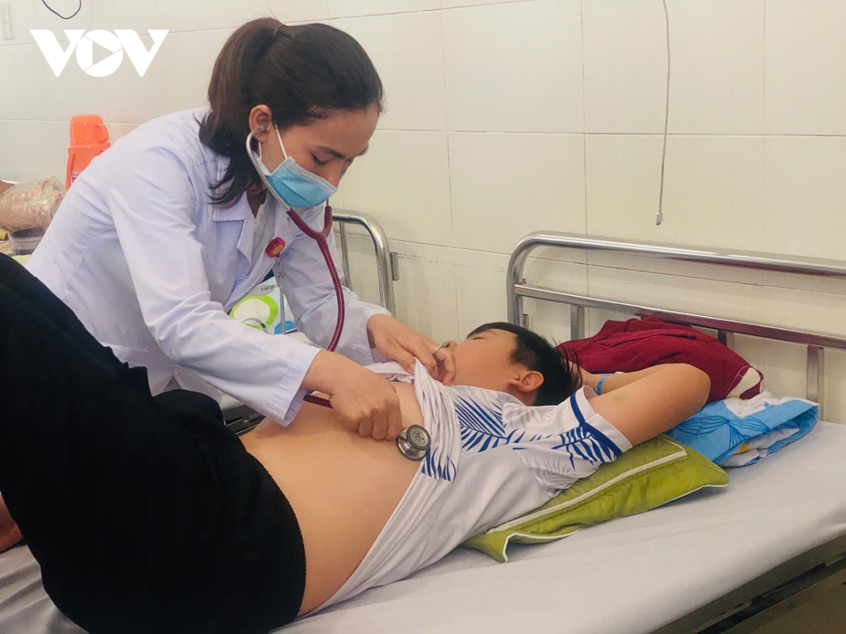 Kiểm tra điểm bán bánh mì trong vụ nghi ngộ độc thực phẩm ở Quảng Ngãi