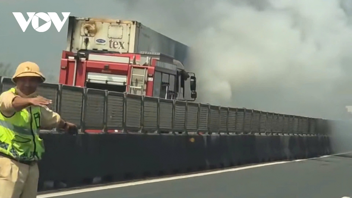 Xe đầu kéo cháy trên cao tốc Trung Lương - Mỹ Thuận