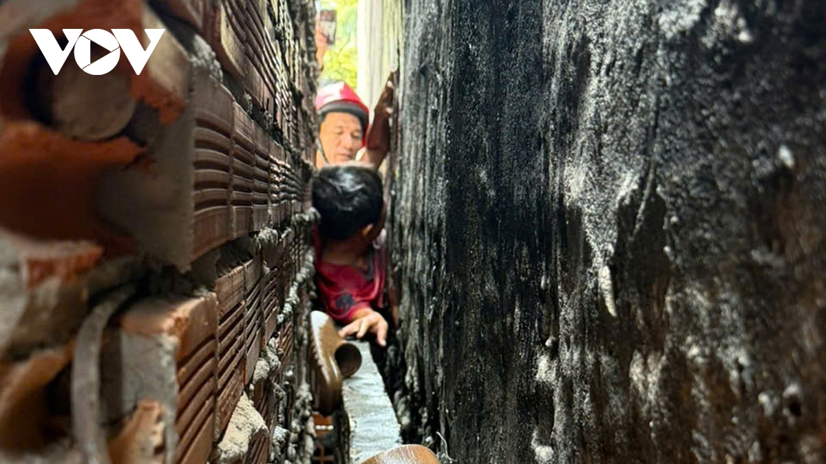 20 phút nghẹt thở giải cứu bé trai 9 tuổi kẹt giữa hai khe tường