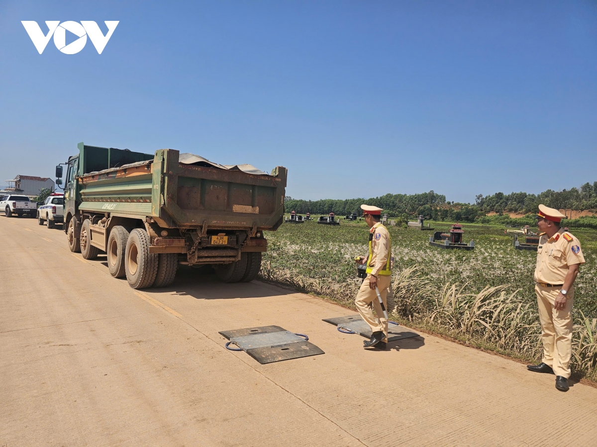 Xe chở vật liệu gây mất an toàn trên đường quê Quảng Ngãi