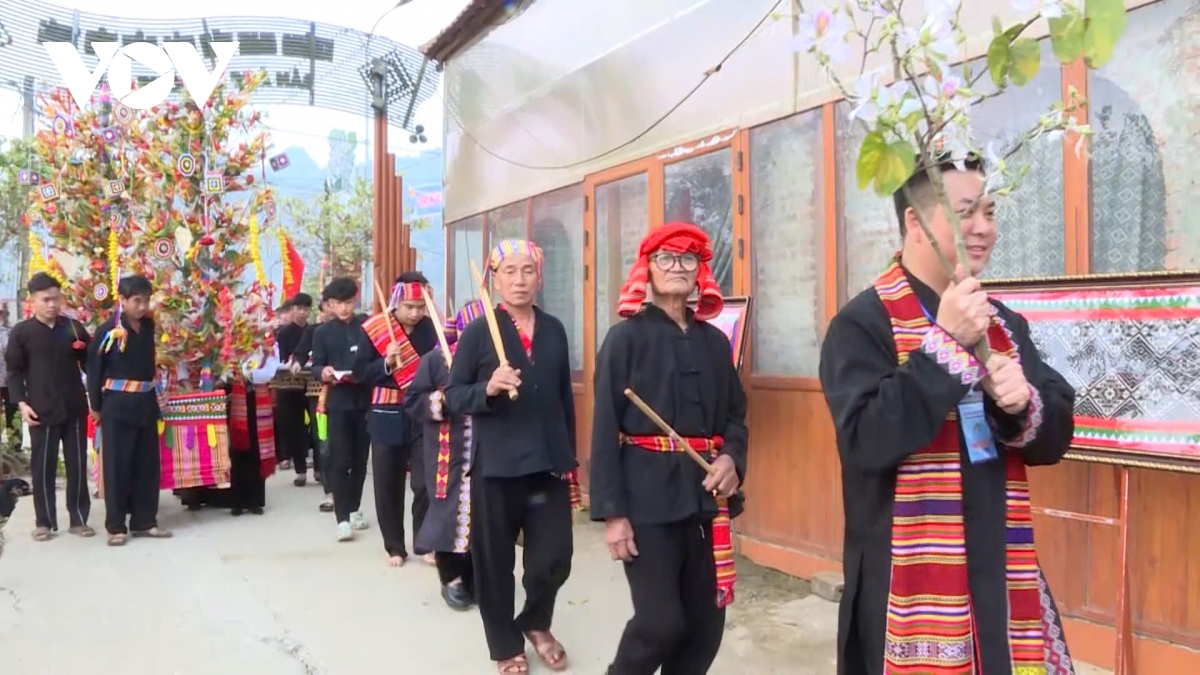 Dac sac le hoi het cha cua nguoi thai son la hinh anh 4