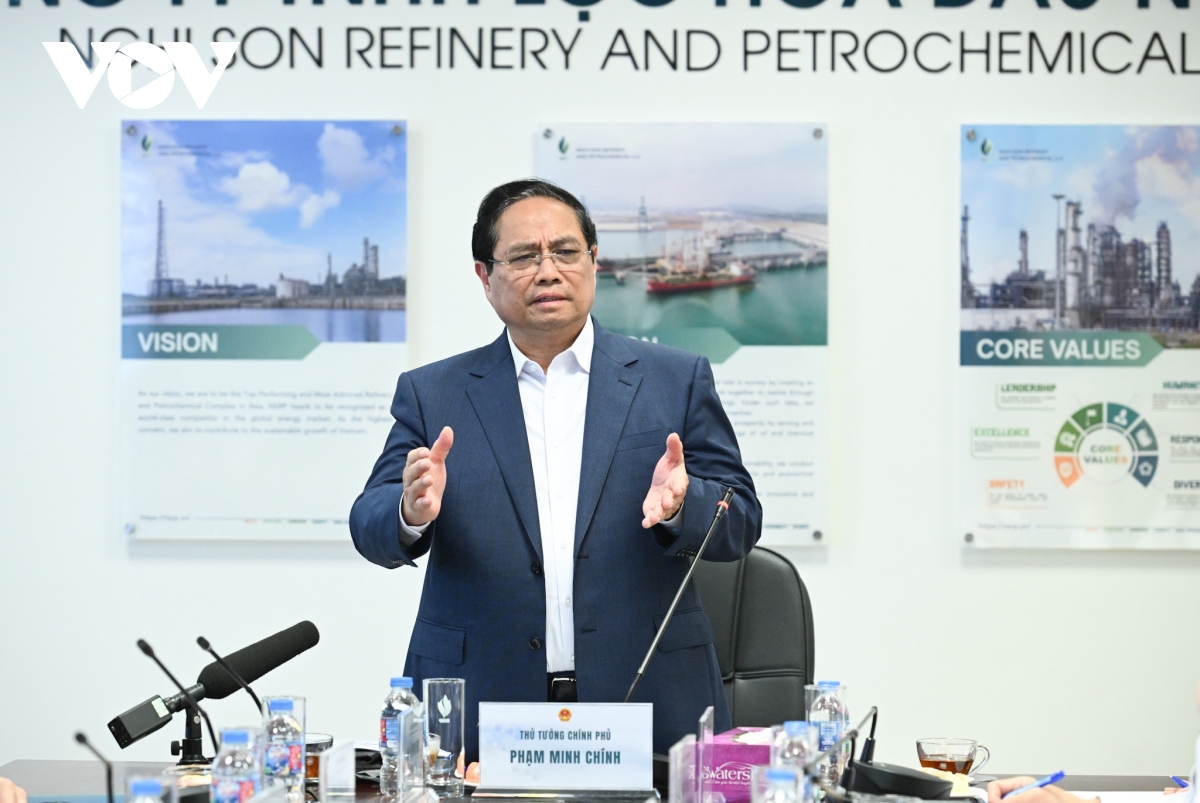 thu tuong lam viec tai nha may loc hoa dau nghi son hinh anh 2