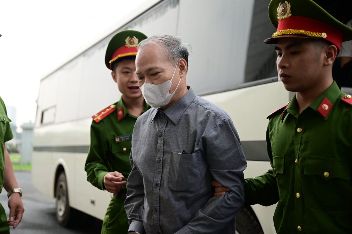 dan giai cuu thu truong hoang van thang hau toa voi cao buoc nhan hoi lo hinh anh 4