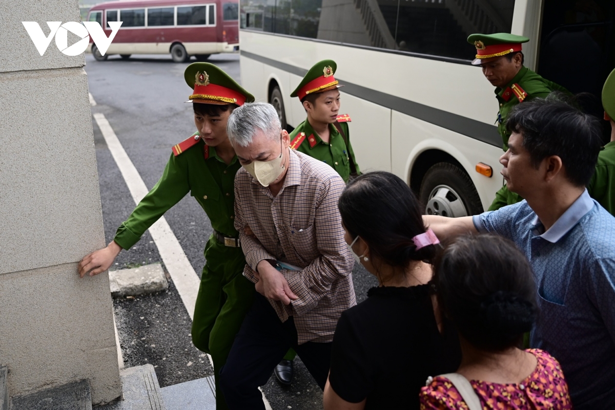 dan giai cuu thu truong hoang van thang hau toa voi cao buoc nhan hoi lo hinh anh 5