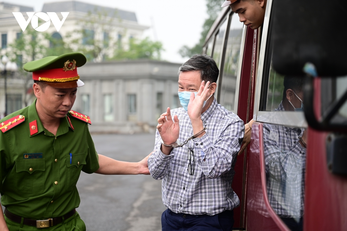 dan giai cuu thu truong hoang van thang hau toa voi cao buoc nhan hoi lo hinh anh 2