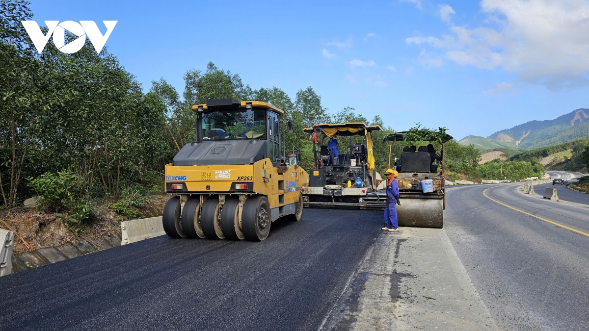 dau tang gia, nha thau khac phuc kho khan bam tien do cao toc la son - hoa lien hinh anh 1