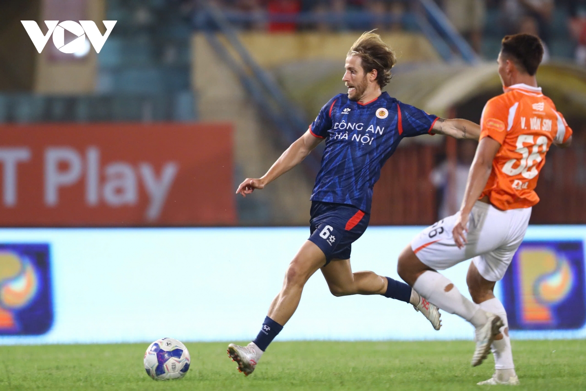 Dinh bac toa sang giup clb cahn thang Da nang trong ngay dac biet cua quang hai hinh anh 5