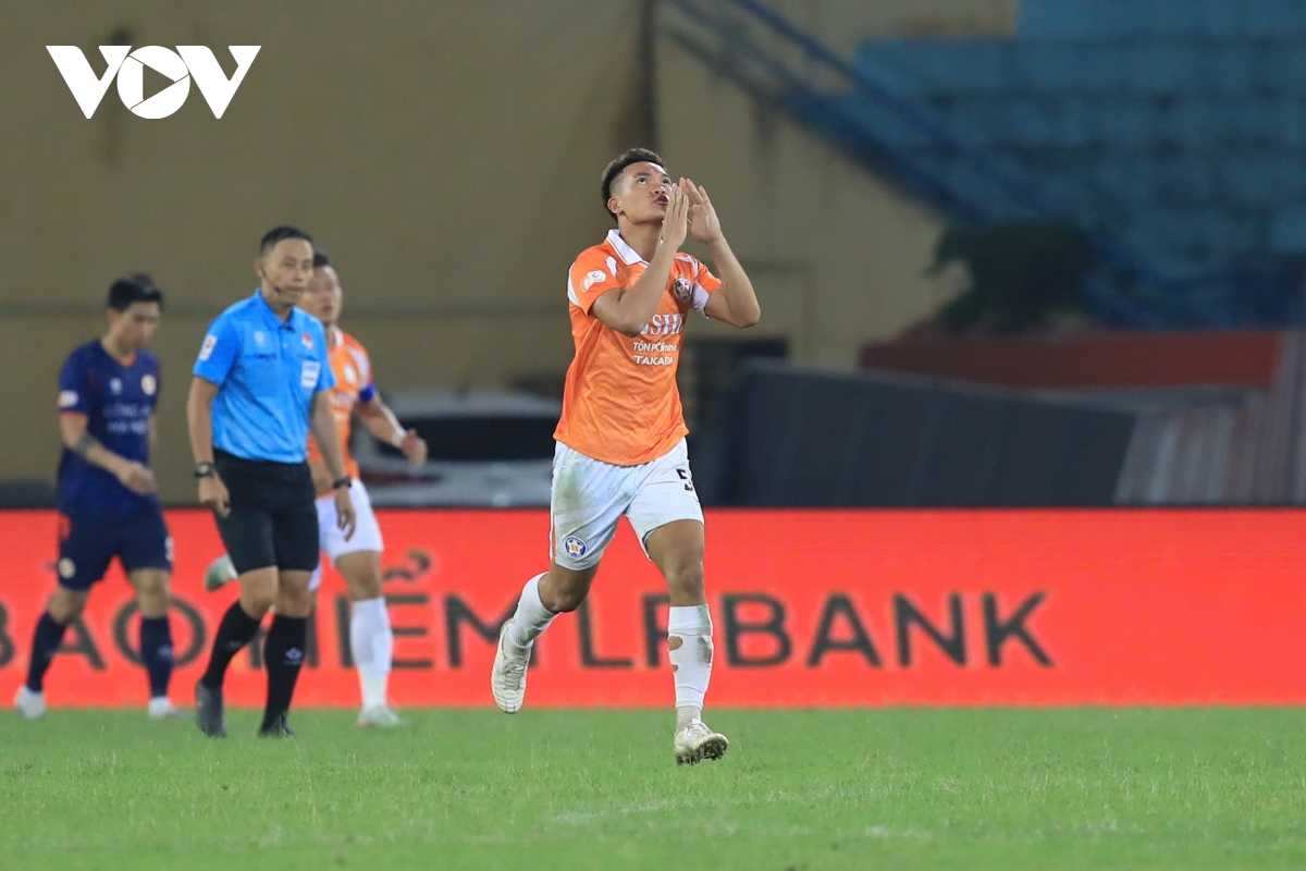 Dinh bac toa sang giup clb cahn thang Da nang trong ngay dac biet cua quang hai hinh anh 8