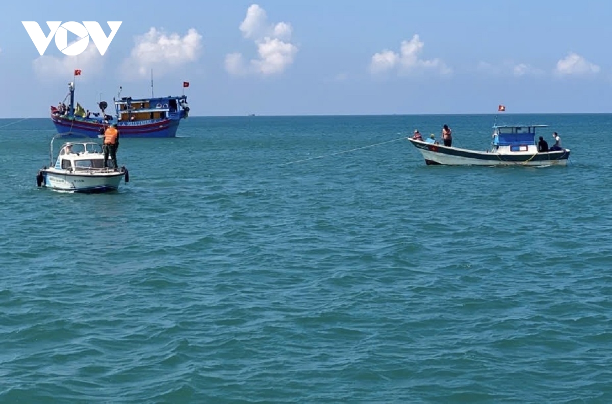 Dang tim kiem nan nhan mat tich trong vu chay tau hinh anh 1