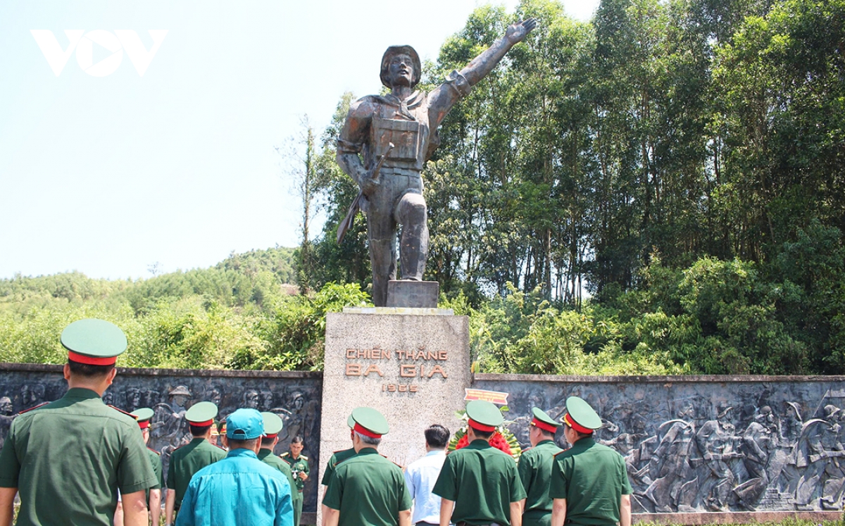 Doan cong tac quan khu 5 dang huong tuong niem cac anh hung liet si hinh anh 1