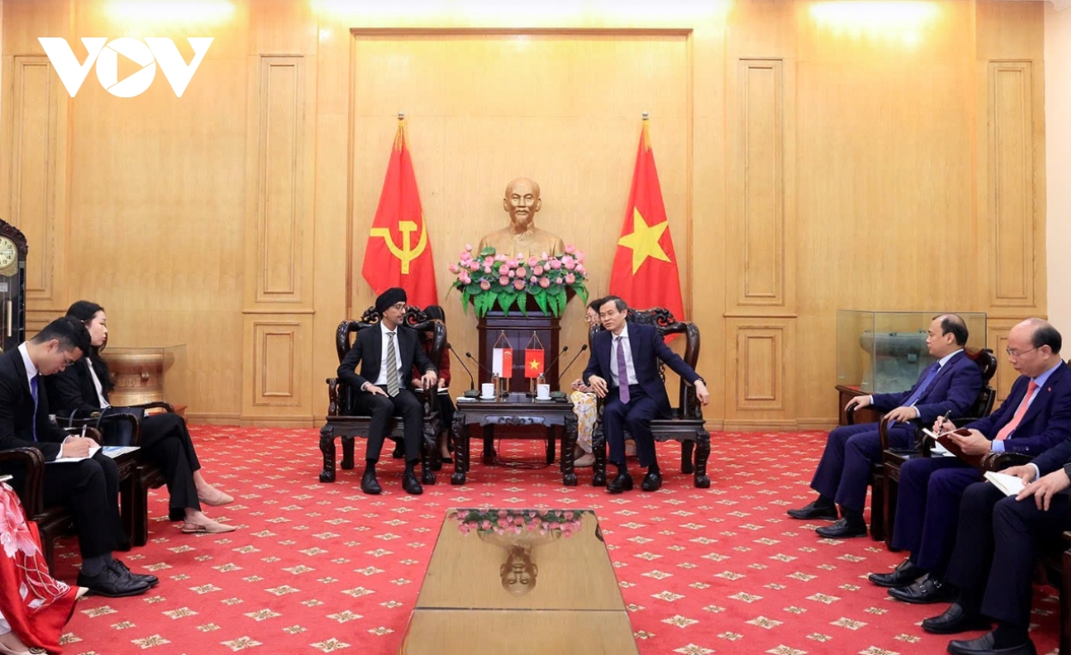 vietnam and singapore boost cooperation in strategic-level leadership training picture 1