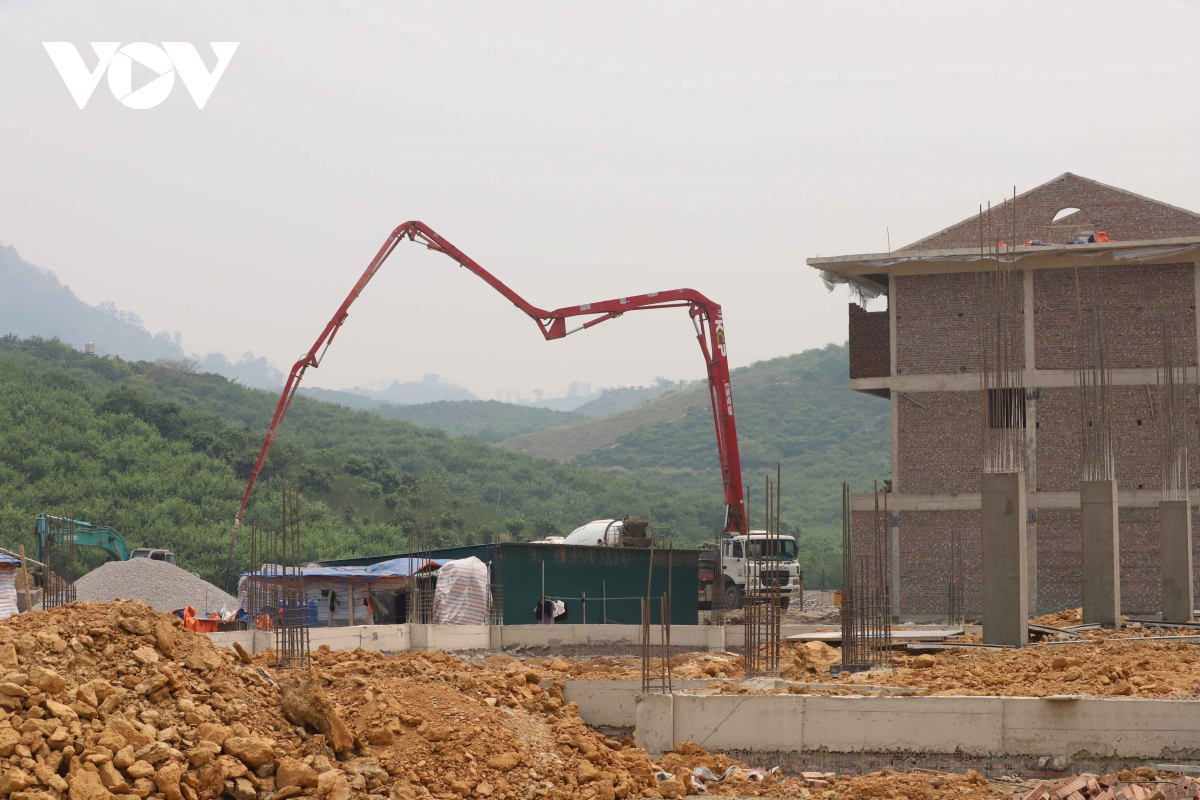 chien dich 100 ngay dem - nhung ngoi truong o vung bien son la dan hien huu hinh anh 1