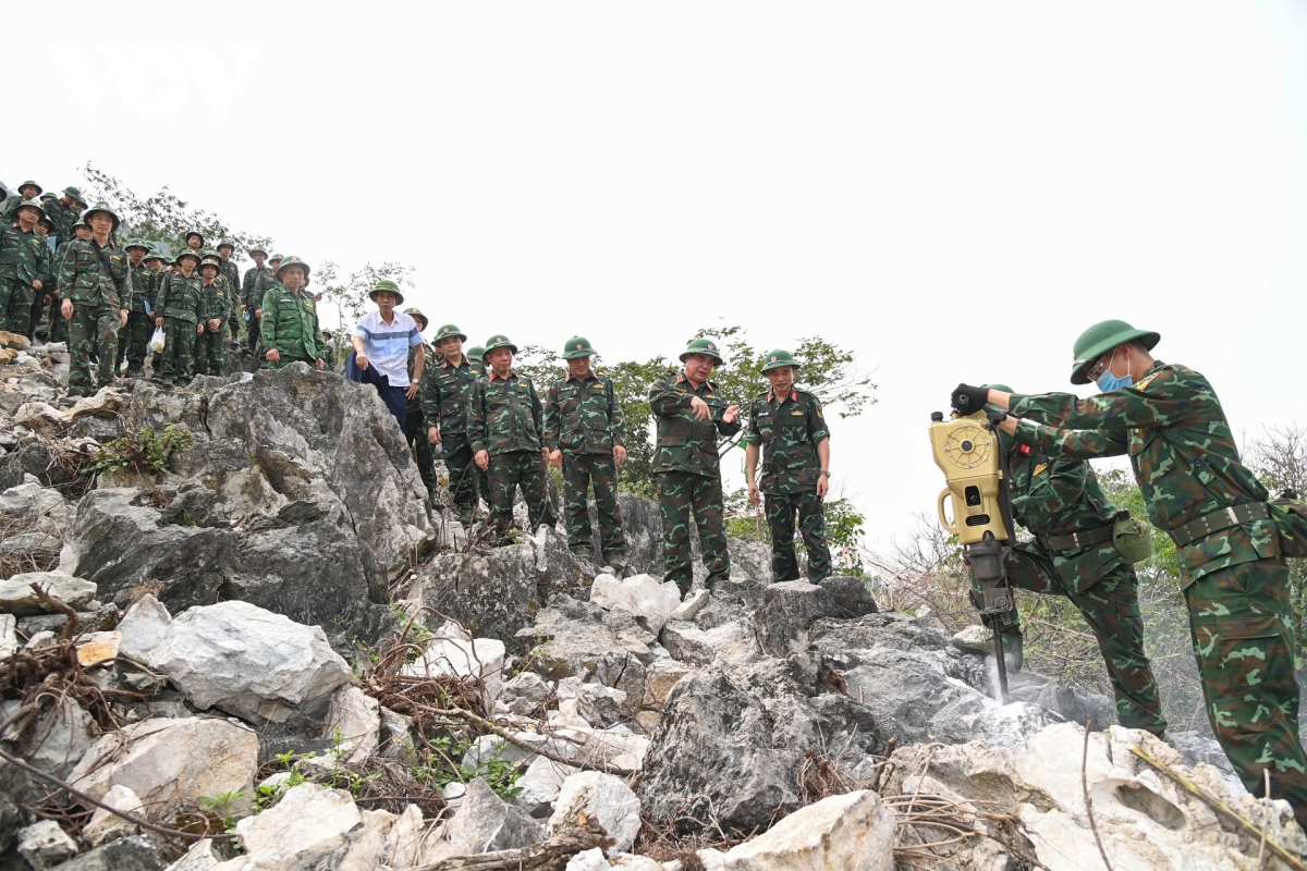 quan khu 2 tang cuong quan so cho cac doi tim kiem, quy tap hai cot liet si hinh anh 1