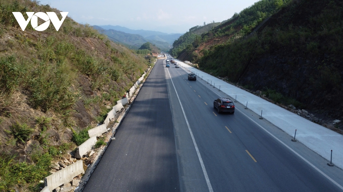 dau tang gia, nha thau khac phuc kho khan bam tien do cao toc la son - hoa lien hinh anh 3