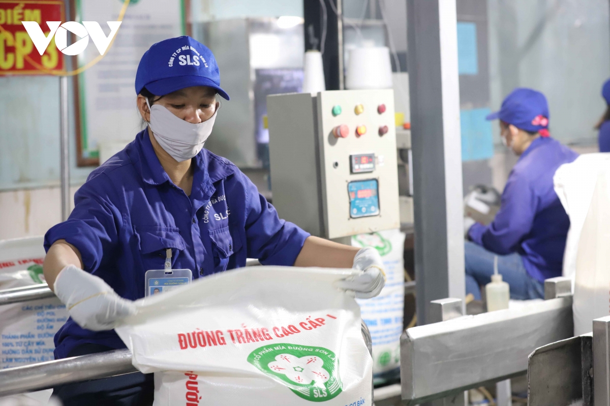 cong nhan son la giu nhip san xuat trong ky nghi le hinh anh 11