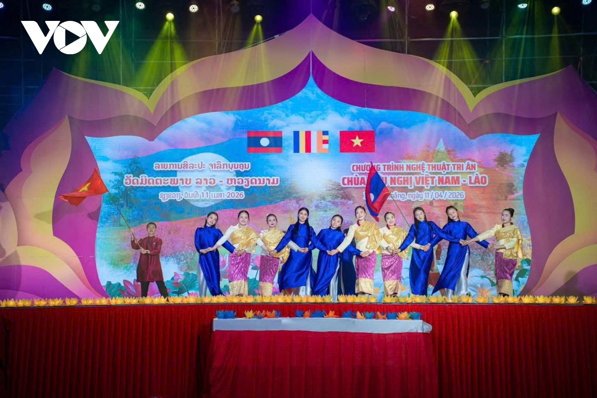 chuong trinh nghe thuat ngoi chua huu nghi viet lao hinh anh 1