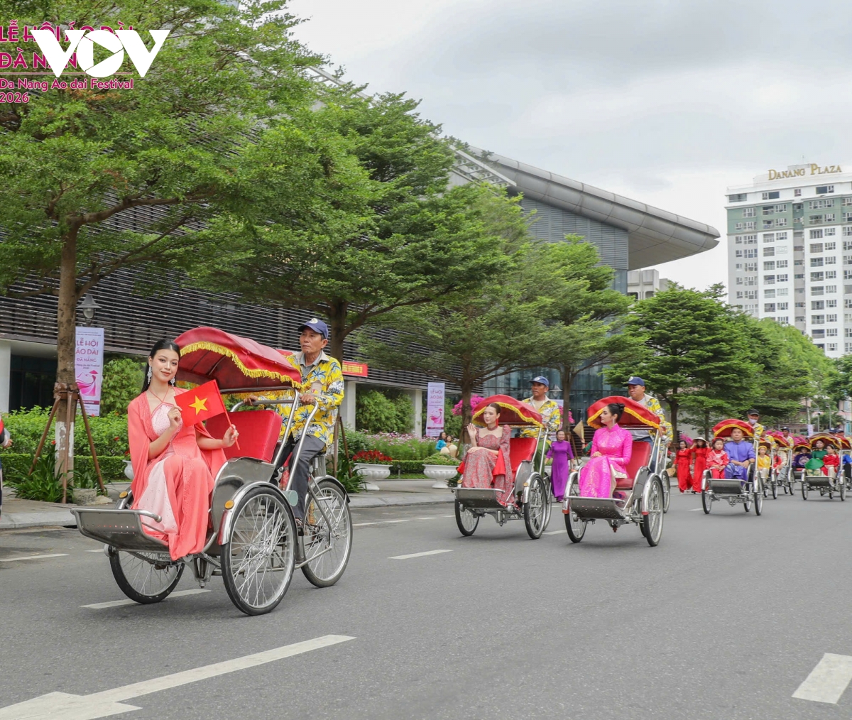 hon 1.000 phu nu dieu hanh ao dai ben song han hinh anh 9