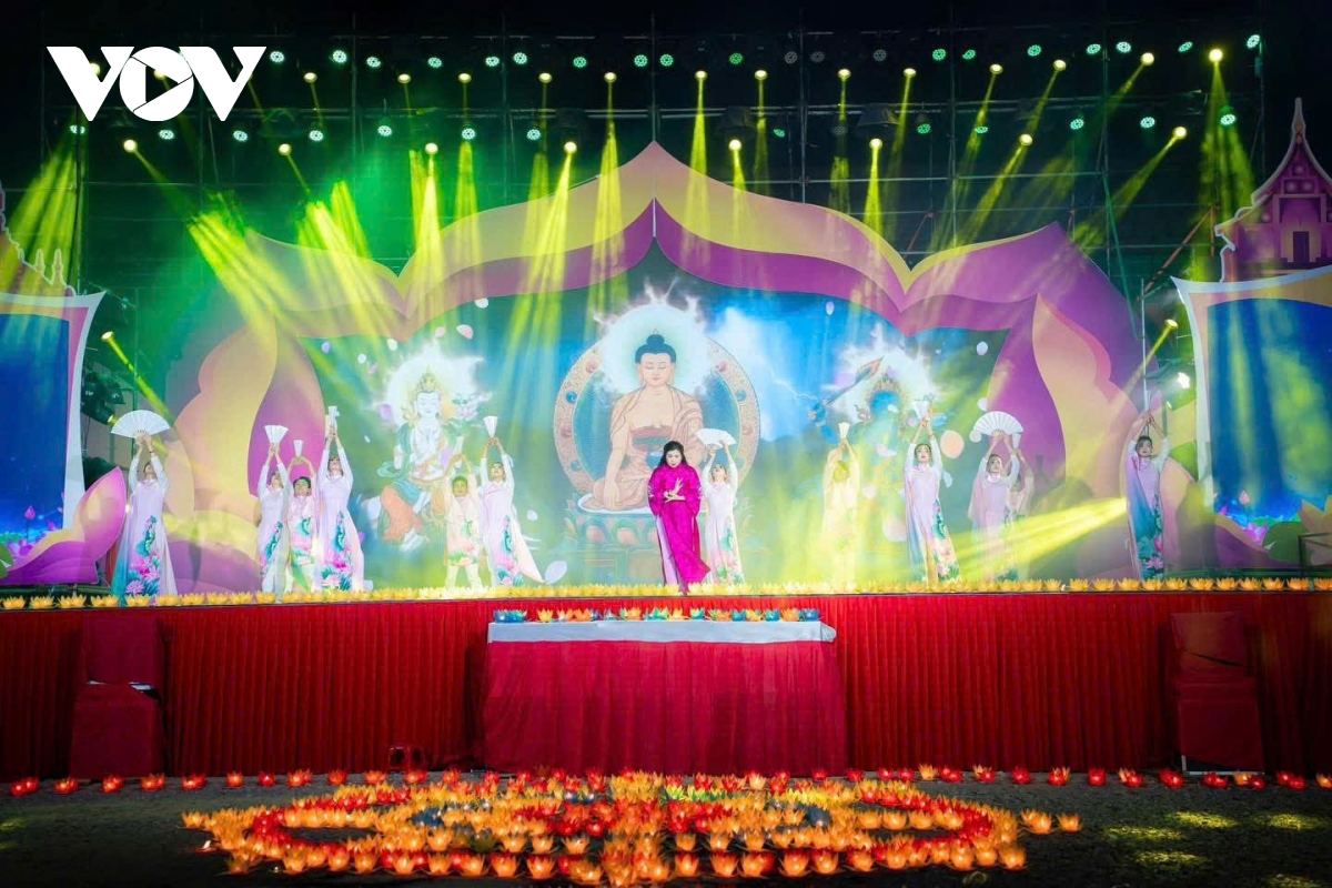 chuong trinh nghe thuat ngoi chua huu nghi viet lao hinh anh 2