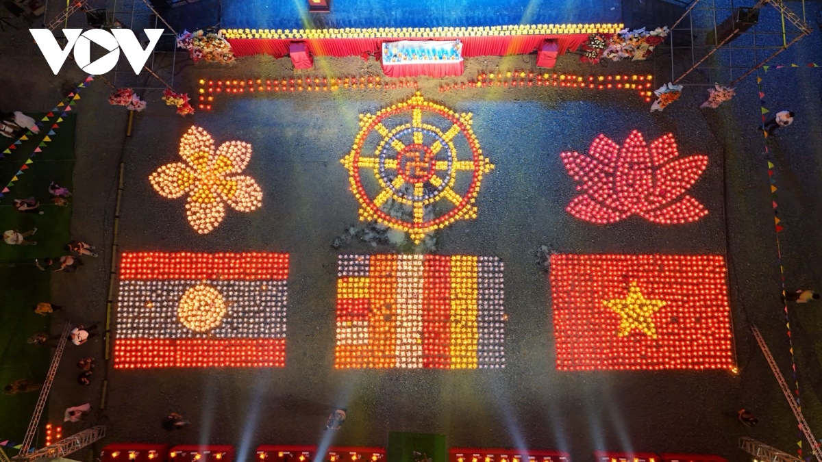 chuong trinh nghe thuat ngoi chua huu nghi viet lao hinh anh 4