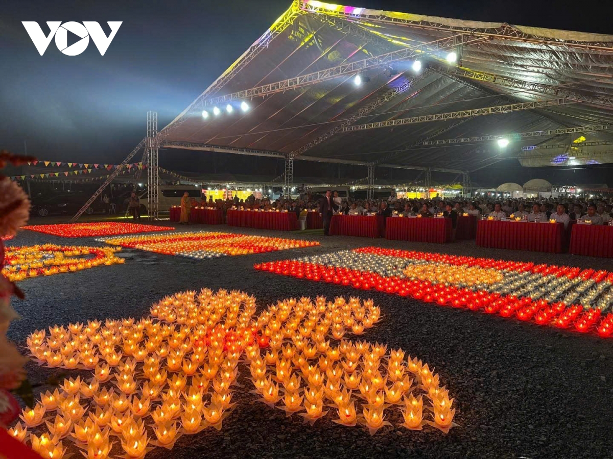 chuong trinh nghe thuat ngoi chua huu nghi viet lao hinh anh 3