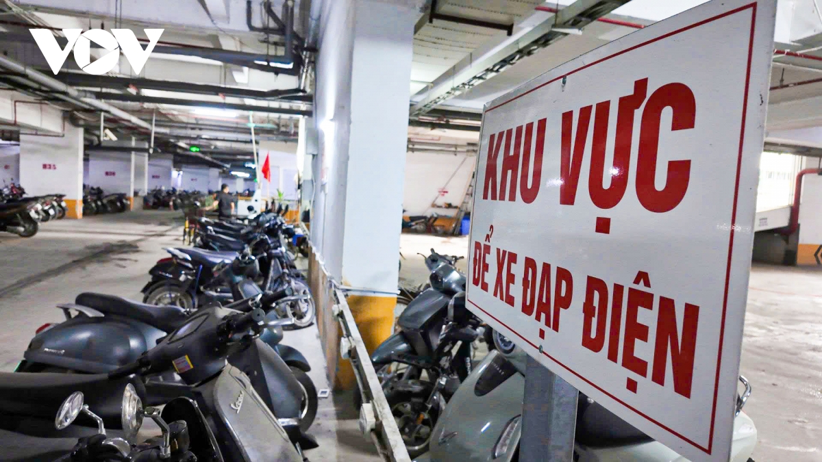 Nhiều chung cư ở Hà Nội vẫn lúng túng bố trí chỗ sạc xe điện an toàn