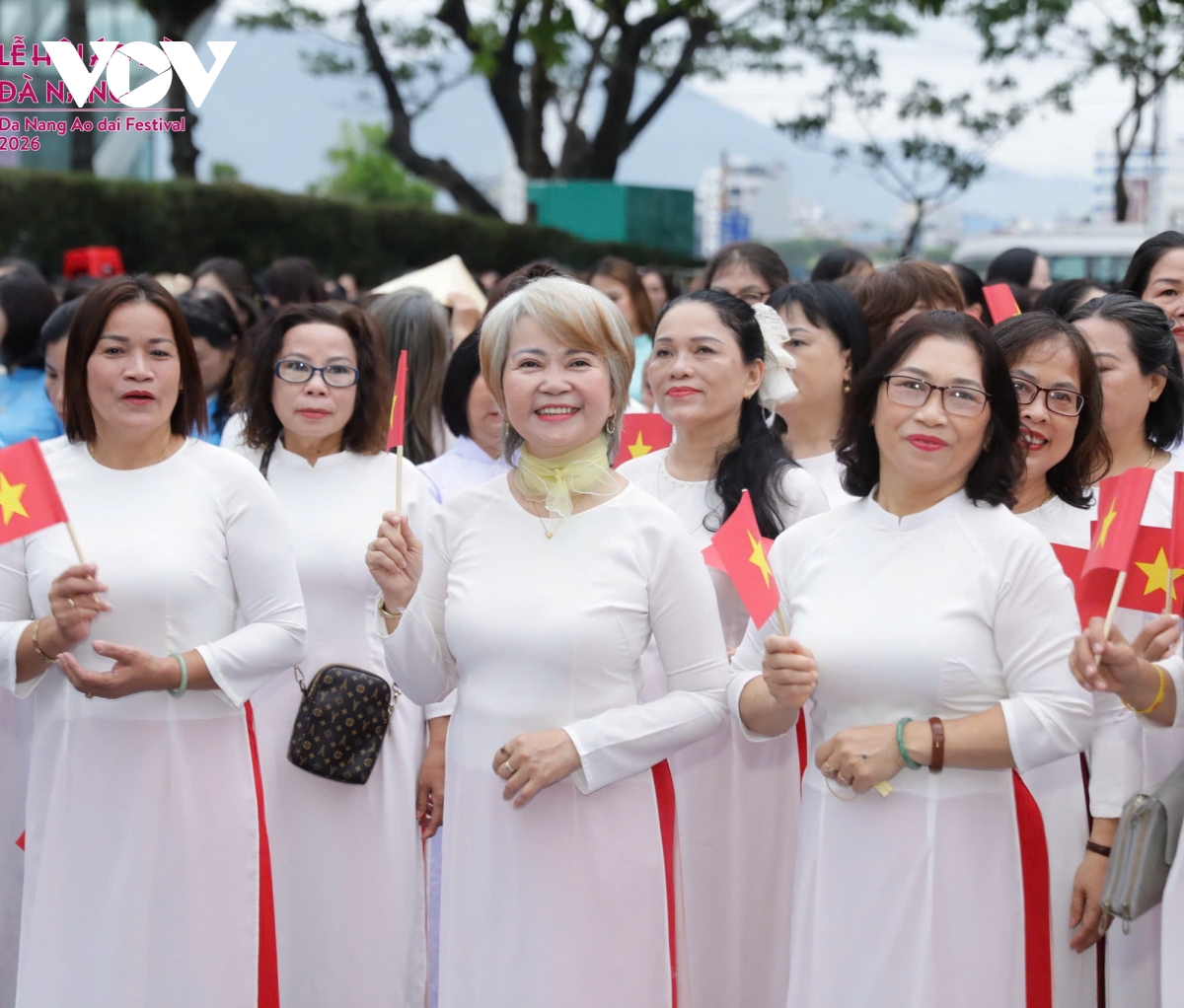 hon 1.000 phu nu dieu hanh ao dai ben song han hinh anh 8