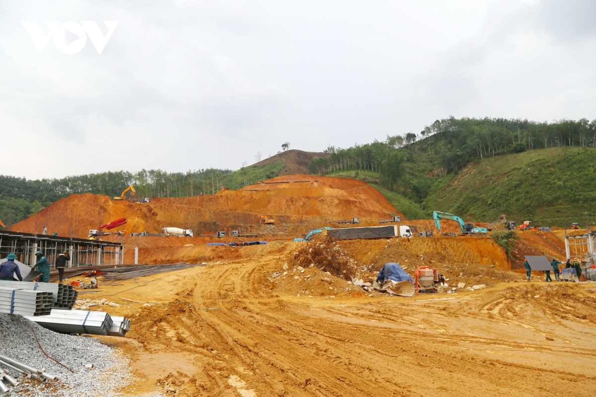 6 truong bien gioi o Da nang chi dinh thau, trai tham van cham tien do hinh anh 9