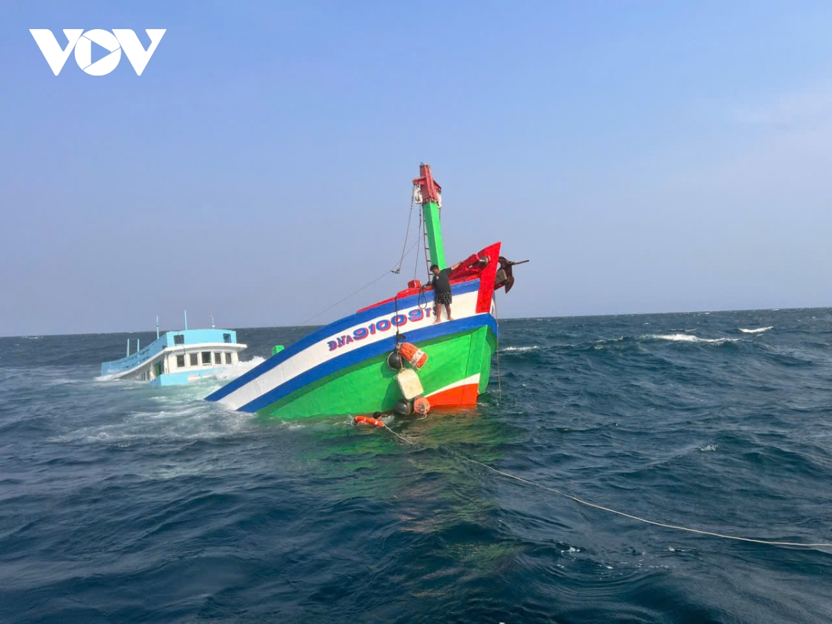 cuu kip thoi 2 thuyen vien tau ca bi chim cach bo 4 hai ly hinh anh 2