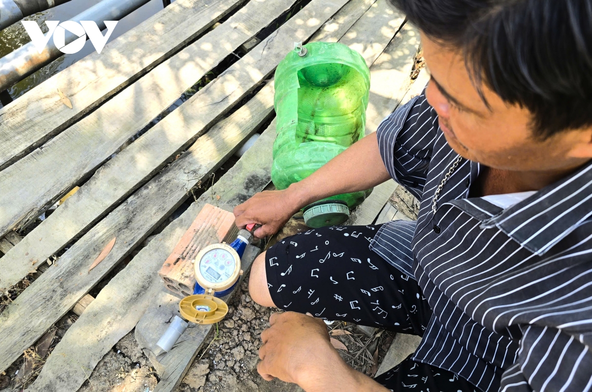 con khat nuoc sach giua vung dat nhiem phen man o bien bach, ca mau hinh anh 1