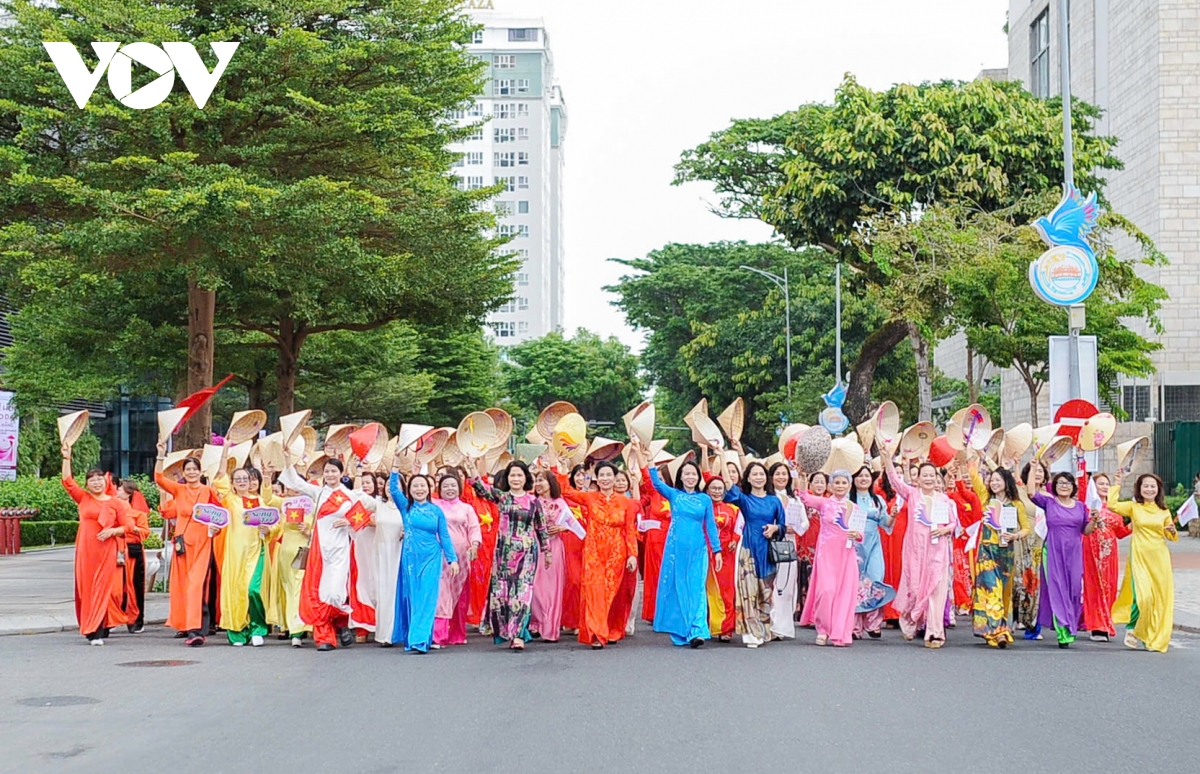 hon 1.000 phu nu dieu hanh ao dai ben song han hinh anh 7
