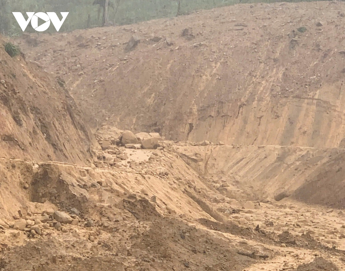 Sạt lở tại Hùng Sơn (Đà Nẵng) đe dọa đứt gãy tuyến huyết mạch