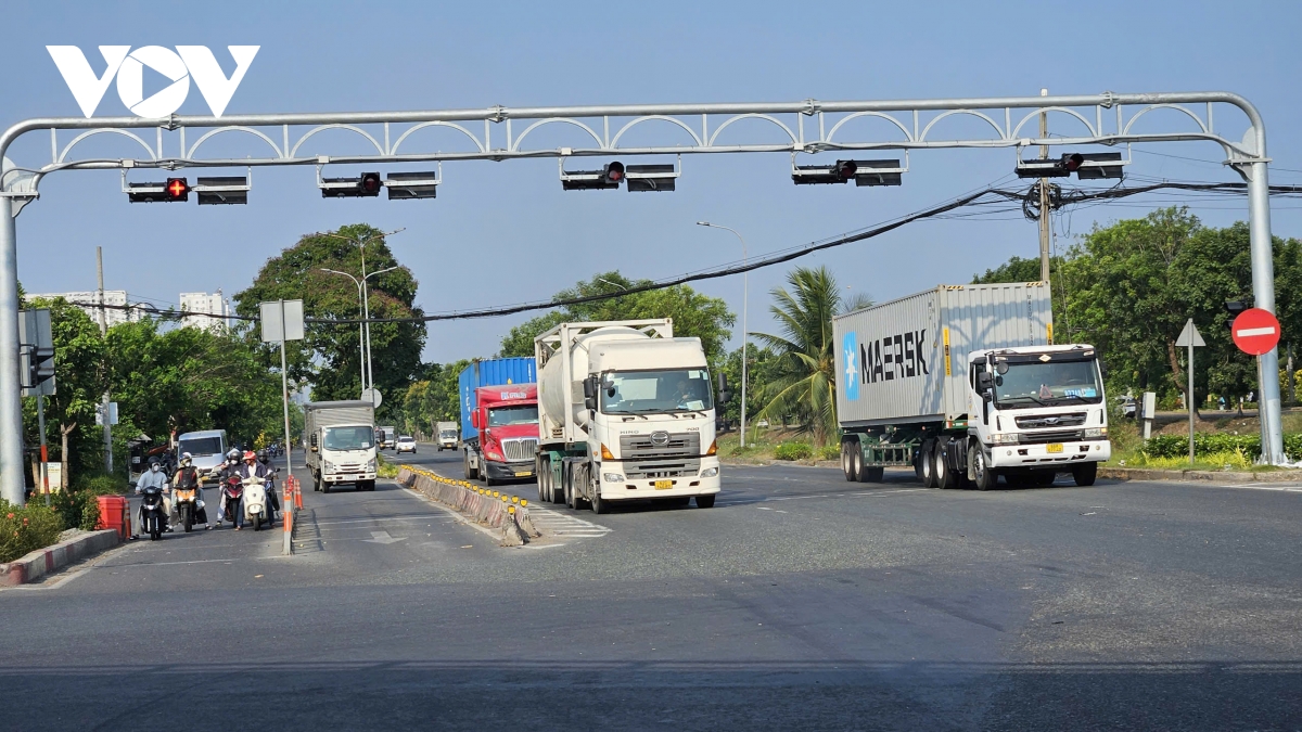 cua ngo tp.hcm thong thoang, ben pha tang chuyen don cao diem le 30 4 hinh anh 1