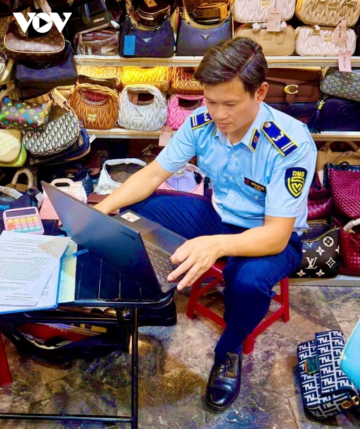 Da nang phat hien gan 300 tui xach gia cac nhan hieu gucci, chanel, hermes, fendi hinh anh 1