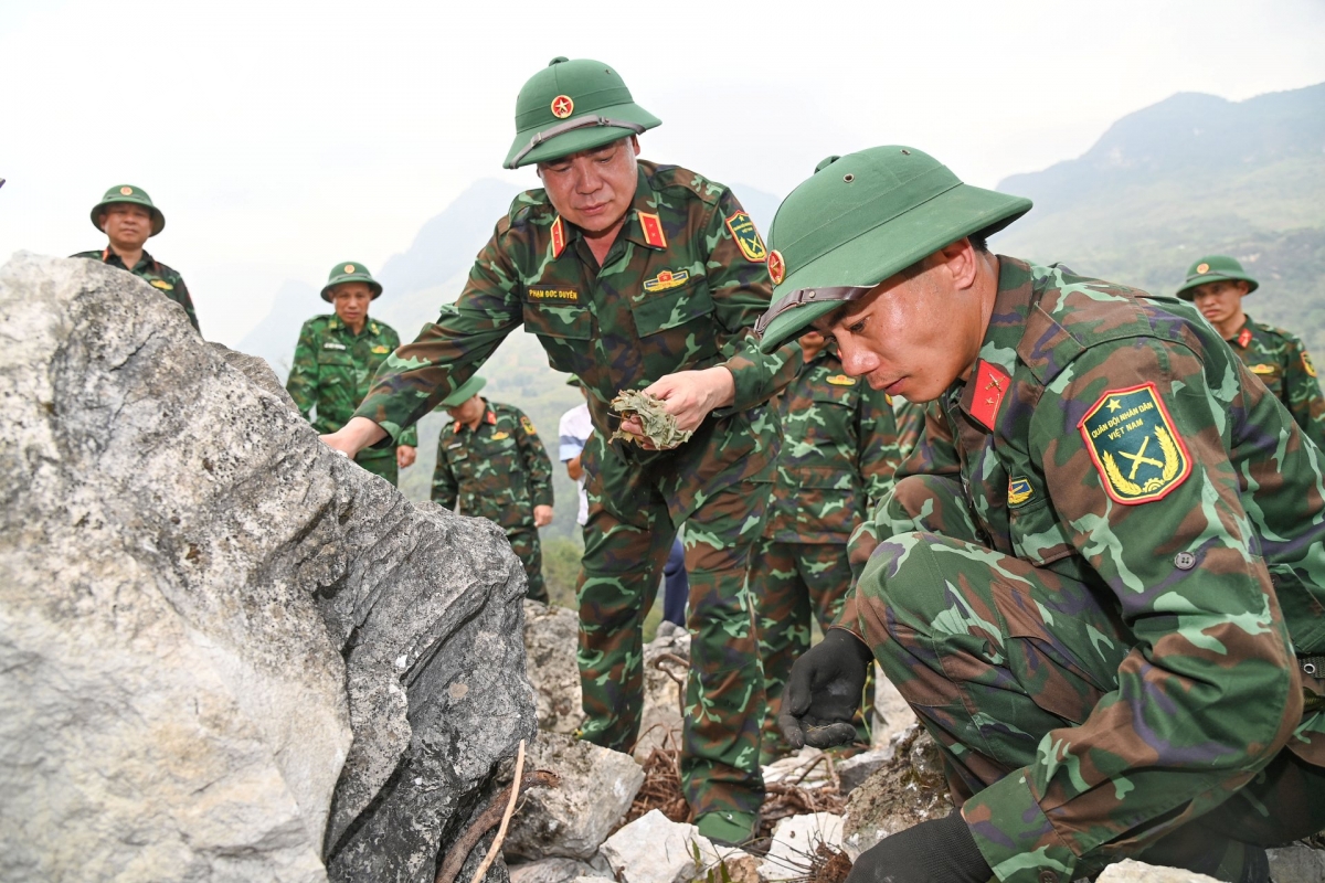 quan khu 2 tang cuong quan so cho cac doi tim kiem, quy tap hai cot liet si hinh anh 2