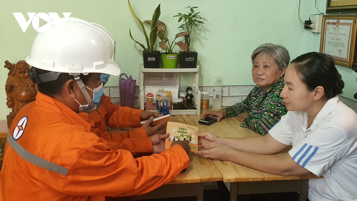 no luc tiet kiem dien va lam dien mat troi mai nha de ung pho nang nong hinh anh 3