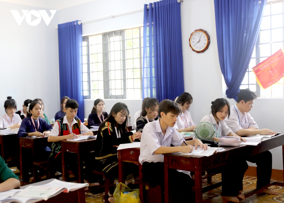 nua the ky uom mam can bo tu mai truong thpt dan toc noi tru n trang long hinh anh 2