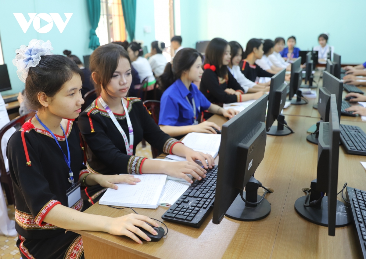 nua the ky uom mam can bo tu mai truong thpt dan toc noi tru n trang long hinh anh 3