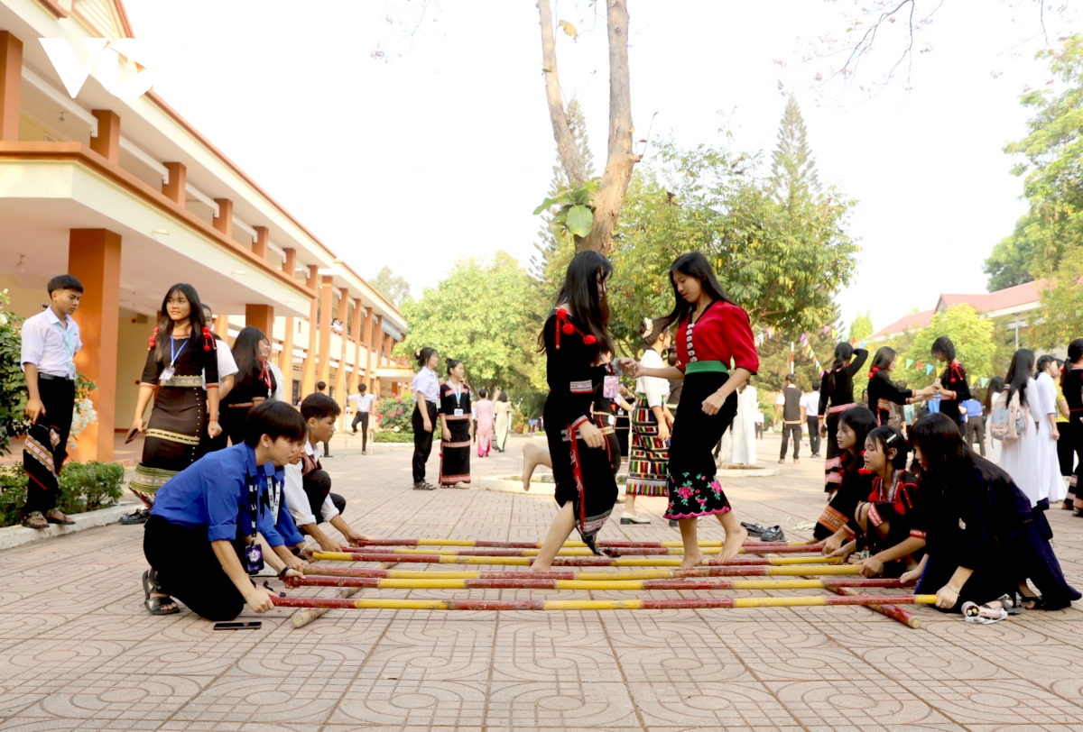 nua the ky uom mam can bo tu mai truong thpt dan toc noi tru n trang long hinh anh 4