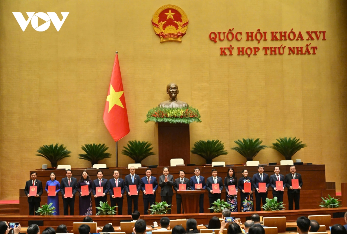 Trao Nghị quyết phê chuẩn kết quả bầu Trưởng đoàn ĐBQH tỉnh Sơn La khóa XVI